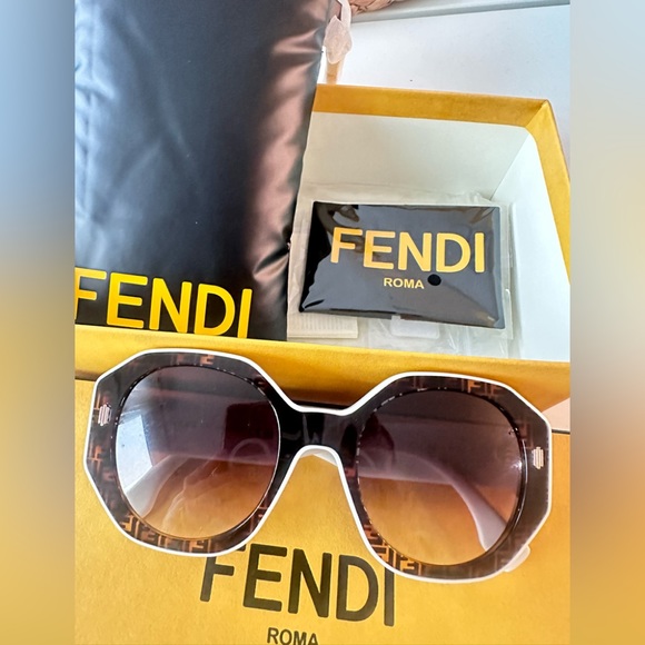 ❌SOLD❌ Auth Fendi white frame Fendi logo sunglasses - Picture 2 of 8